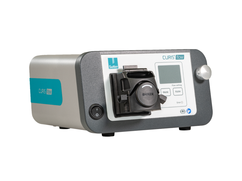 CURIS® flow Spülpumpe in frontseitiger Schrägansicht mit Sicht auf Bedienelemente, Display und Schlauchhalterung.
