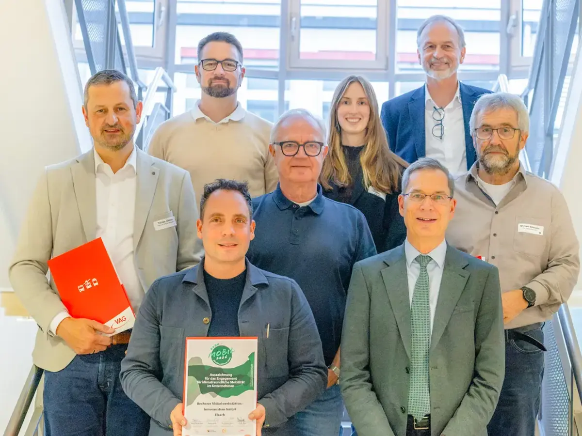 Gruppenfoto mit Mobil-Siegel-2026-Urkunde bei der Preisverleihung für klimafreundliche Mobilität.