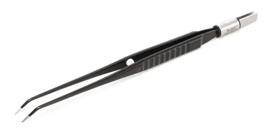 Schwarze Classic micro bipolare Pinzette mit gerader Spitze vor weißem Hintergrund.