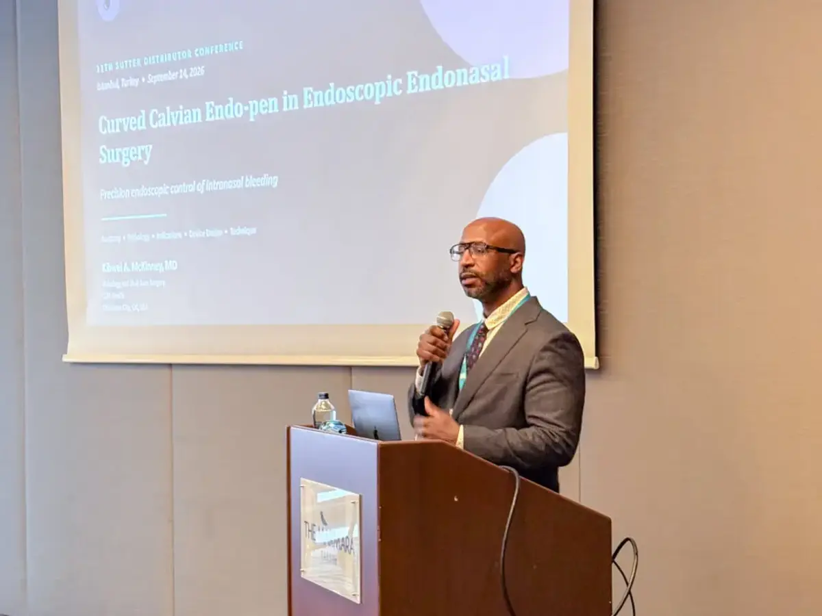 Referent hält einen Fachvortrag während der Sutter Distributor Conference 2026 in Istanbul.