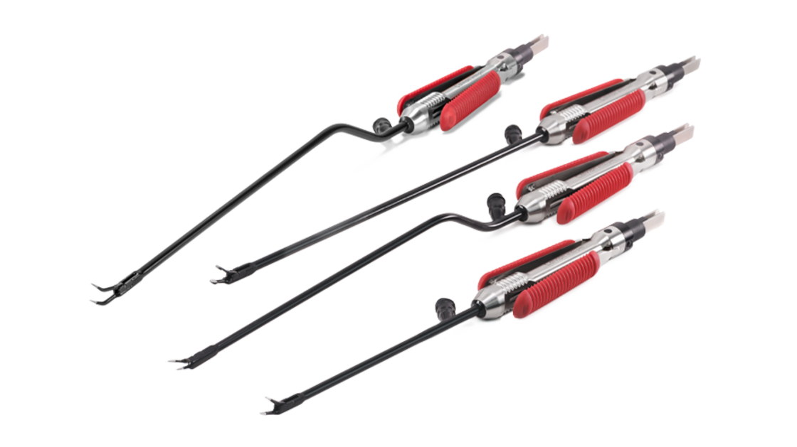 Vier Calvian endo-pen bipolare Klemmen mit schwarzem Schaft und rotem Griffbereich auf weißem Hintergrund.