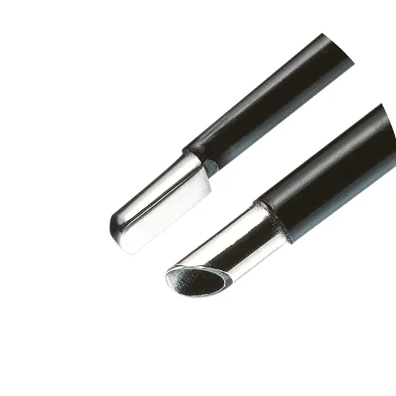 Nahaufnahme des metallischen Kontaktbereichs einer Classic bipolaren Saugpinzette mit schwarzem Schaft vor weißem Hintergrund.