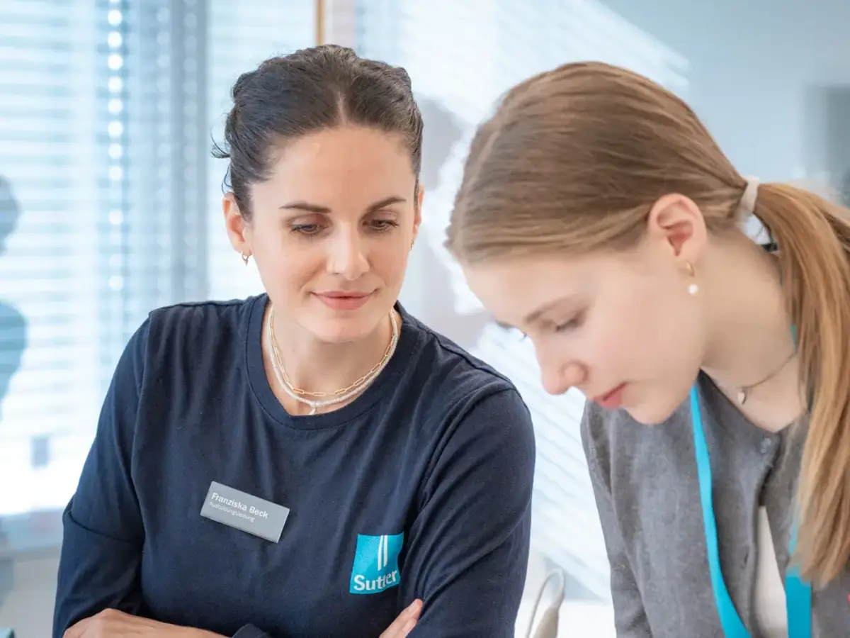 Teilnehmerin arbeitet beim Girls’ Day unter Anleitung an einer medizintechnischen Anwendung.