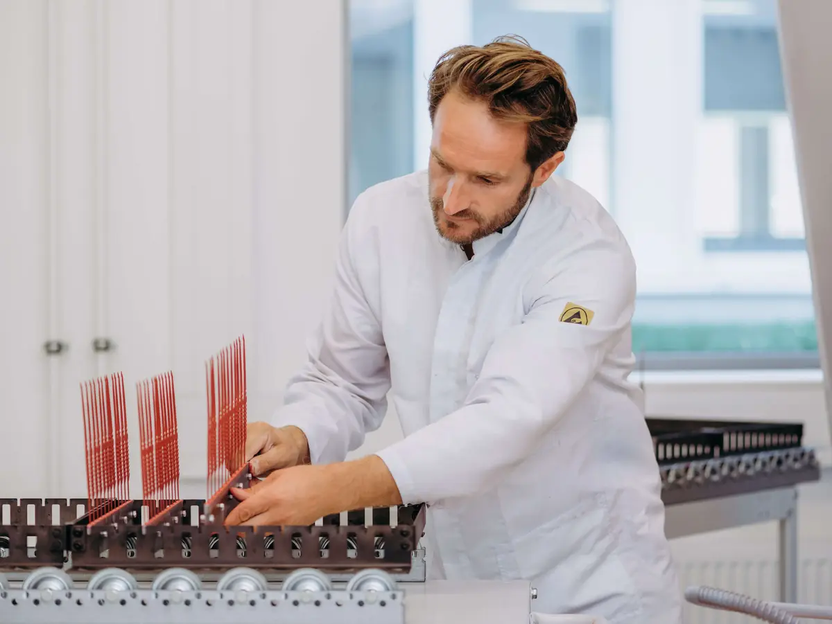 Mitarbeiter von Sutter Medizintechnik beschichtet chirurgische Instrumente – Präzision bis ins Detail