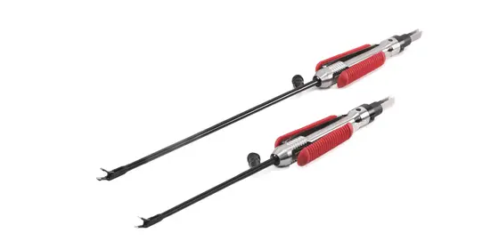 Zwei Calvian endo-pen bipolare Klemmen mit langem, schwarzem Schaft und rotem Griffbereich vor weißem Hintergrund.