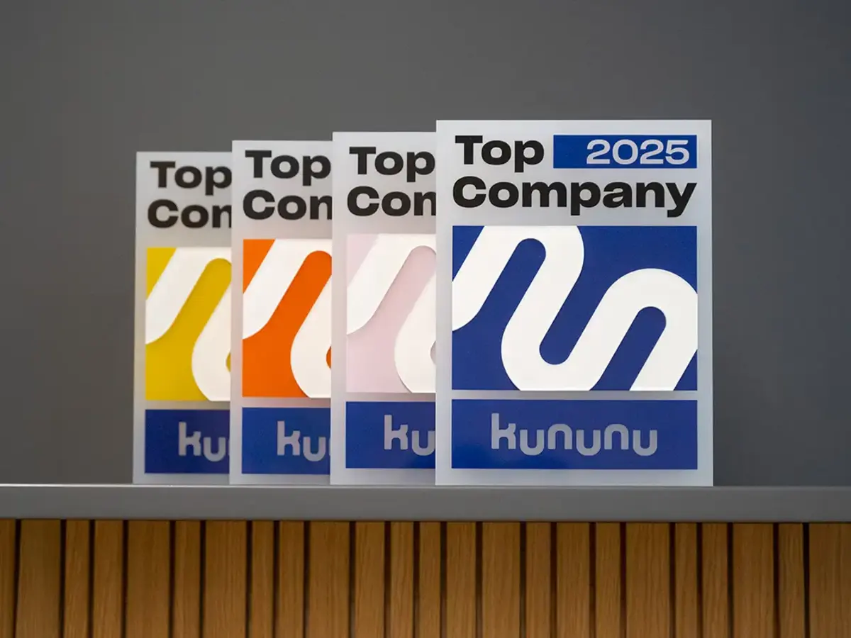 Vier Kununu-Top-Company-Auszeichnungen mit dem markanten S-Logo aufgereiht auf einem Tisch, die für die hohe Arbeitgeberzufriedenheit bei Sutter Medizintechnik stehen.