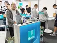 Messestand von Sutter Medizintechnik auf einer Ausbildungsmesse mit Infotheke, Roll-ups und mehreren Auszubildenden, die praktische Mitmachstationen betreuen