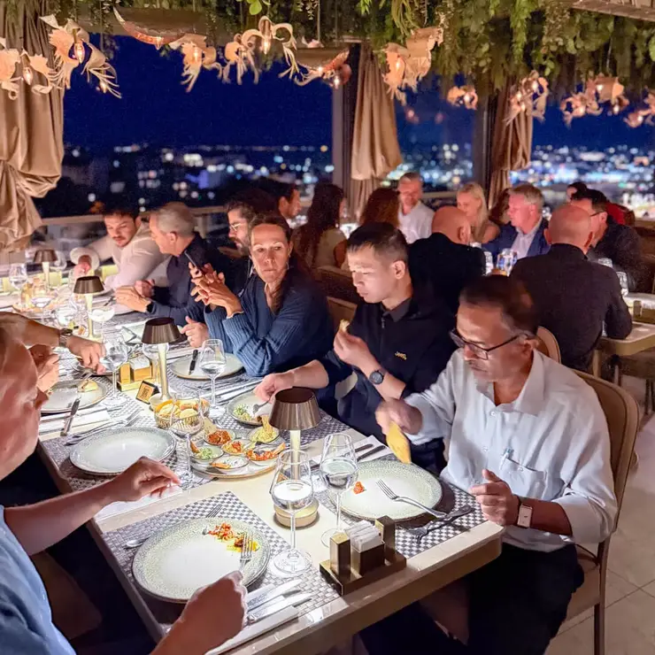 Teilnehmende der Sutter Distributor Conference 2026 beim gemeinsamen Abendessen mit Blick auf Istanbul.