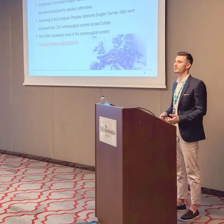 Referent spricht vor Teilnehmenden während der Sutter Distributor Conference 2026 in Istanbul.