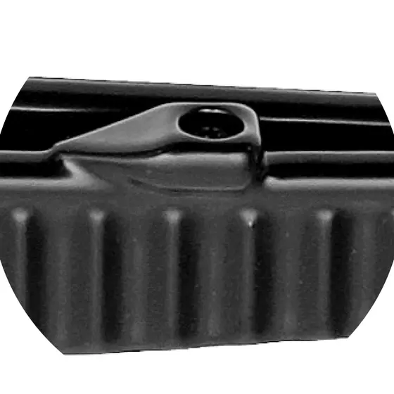 Nahaufnahme des Saugunterbrechers einer schwarzen Classic bipolaren Saugpinzette vor weißem Hintergrund.