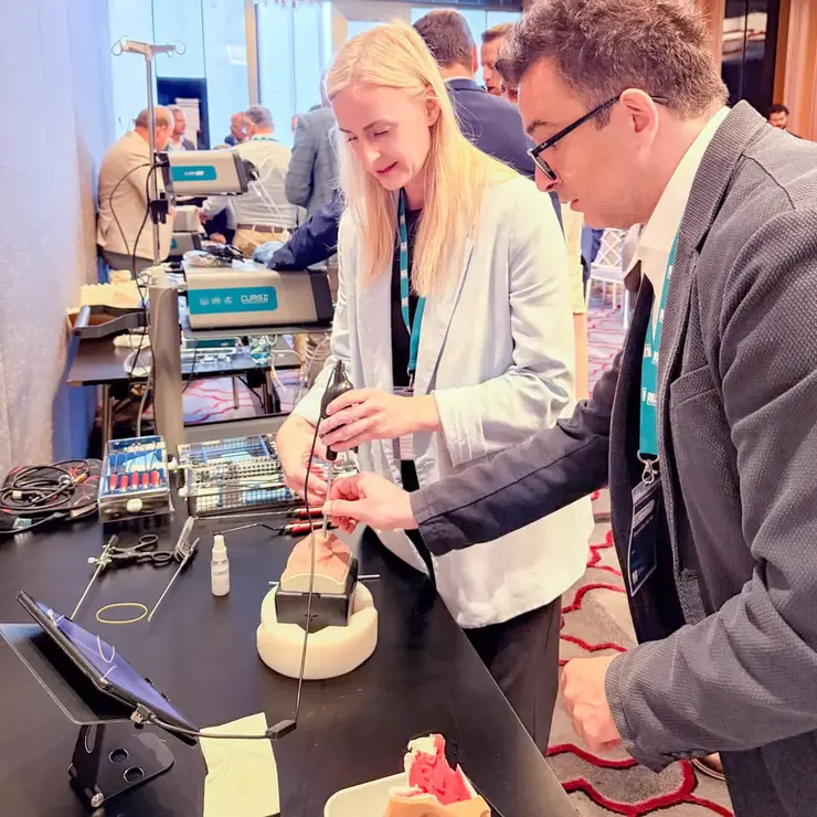Teilnehmende testen Medizintechnik bei einer Produktdemonstration auf der Sutter Distributor Conference 2026 in Istanbul.