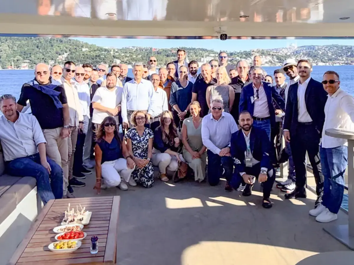 Gruppenfoto der Teilnehmenden der Sutter Distributor Conference 2026 auf einem Boot vor der Kulisse Istanbuls.