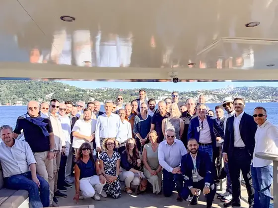 Gruppenfoto der Teilnehmenden der Sutter Distributor Conference 2026 auf einem Boot vor der Kulisse Istanbuls.