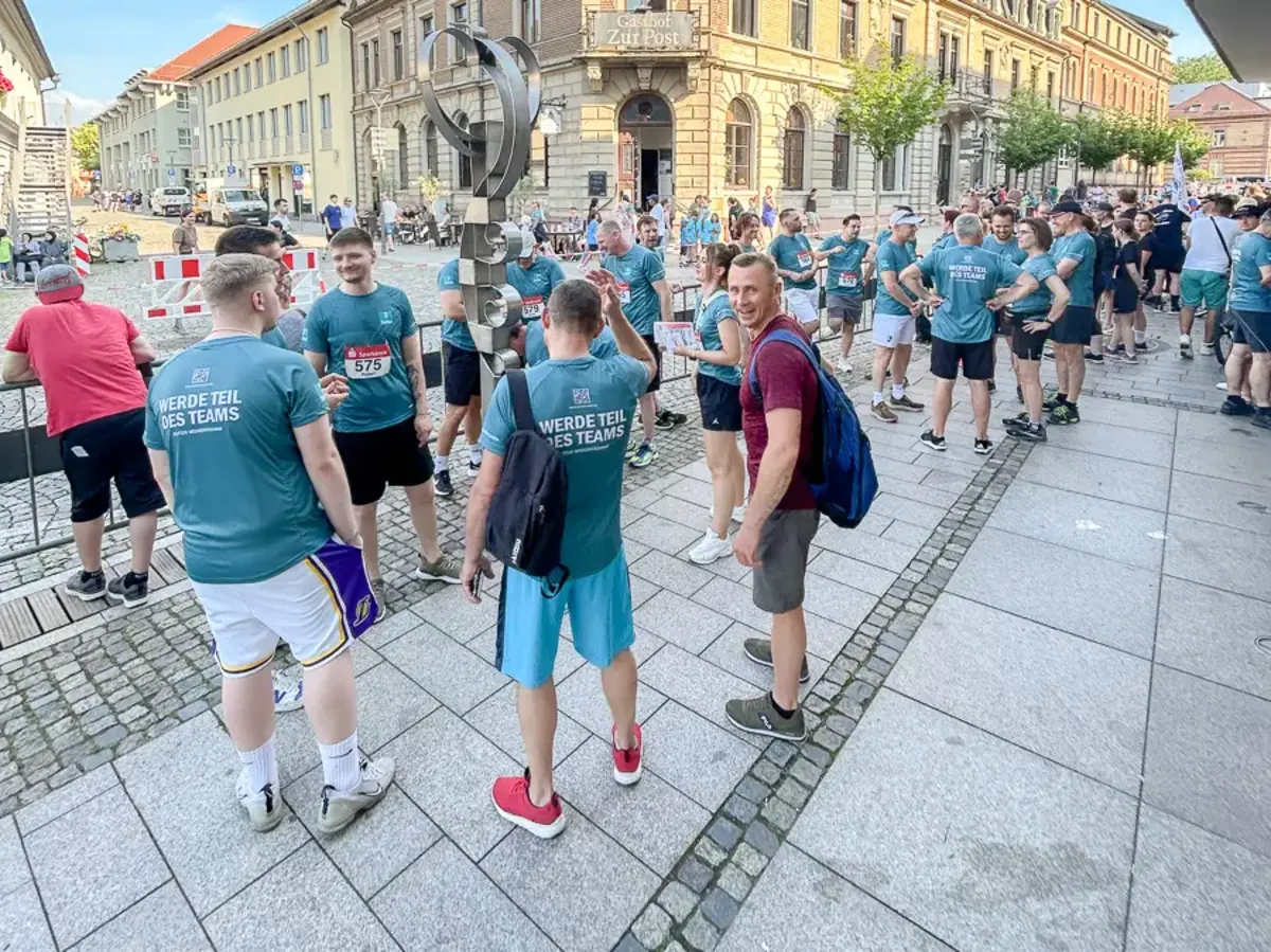Team der Firma Sutter beim Stadtlauf Emmendingen 2024 auf dem Marktplatz.