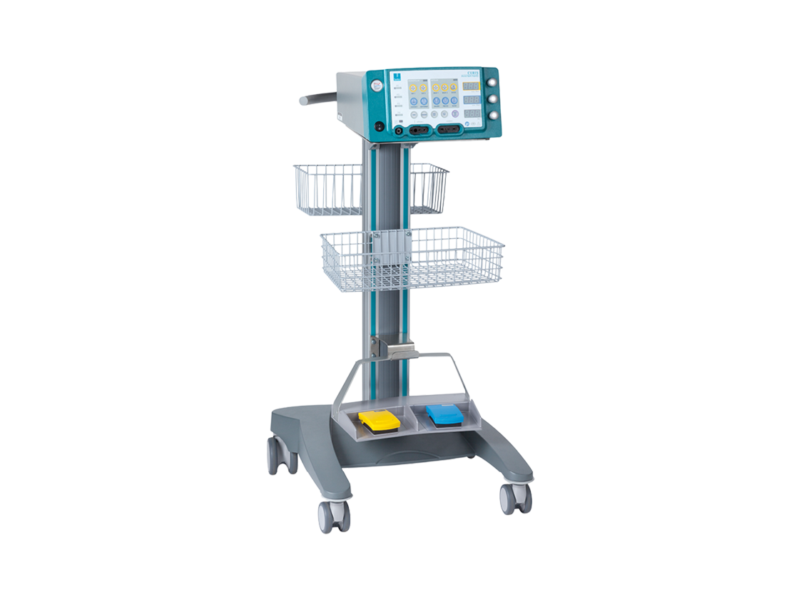 Standwagen mit montiertem CURIS® Radiofrequenz-Generator, zwei Fußschaltern und seitlichen Aufbewahrungskörben für den flexiblen Einsatz im OP.